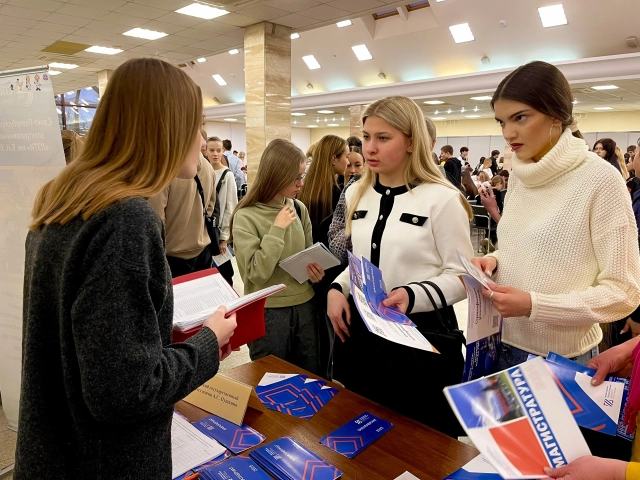 Представители отдела профориентации и выставочной деятельности на образовательной выставке "Горизонты образования" общаются с участниками