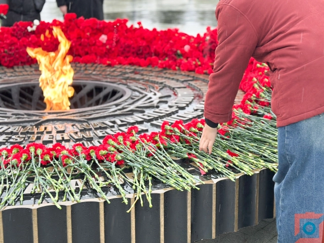 Цветы, возложенные к вечному огню