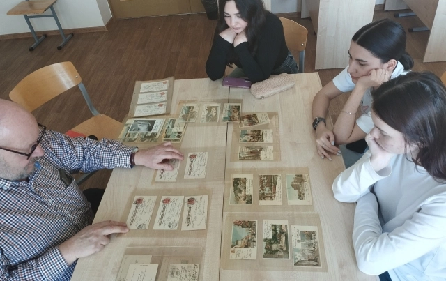 Заседание студенческого клуба «Открываем мир с открыткой»